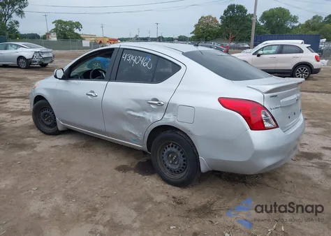 2013 Nissan Versa 1.6 Sv z USA, uszkodzony, nr VIN 3N1CN7AP3DL818837